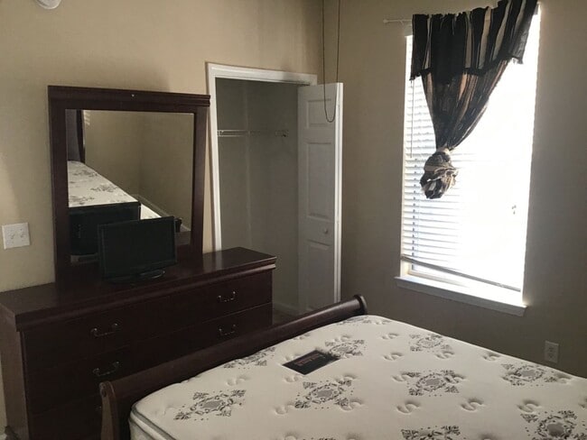 Building Photo - 2nd Floor Furnished Condo in River Oaks