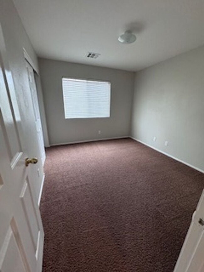 Building Photo - 3Bed/2.5Bath/2Car Residence located in North Las Vegas gated community!