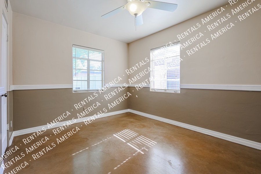 Building Photo - 2911 E Flower St