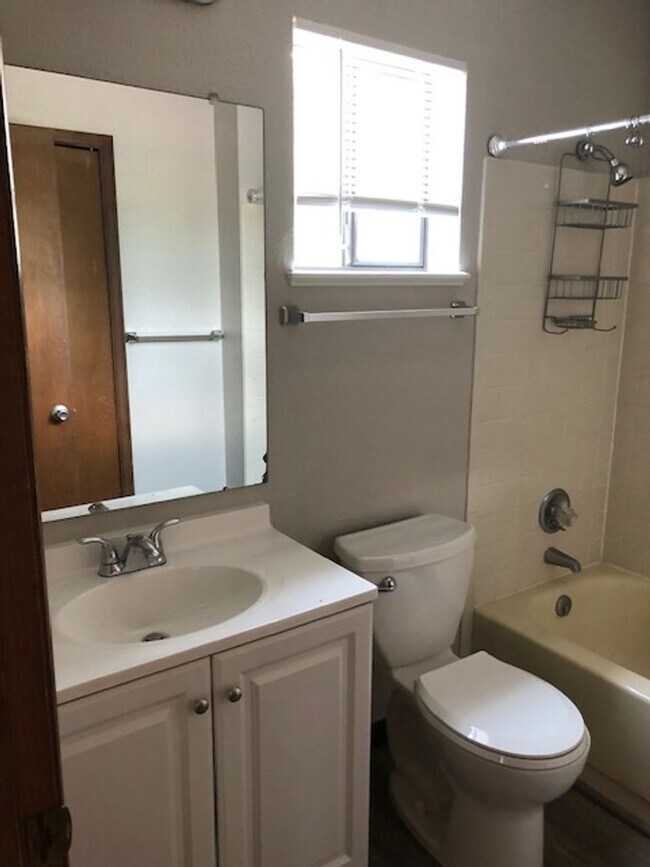 Building Photo - Spacious 1 bed/1bath/garage w fireplace.