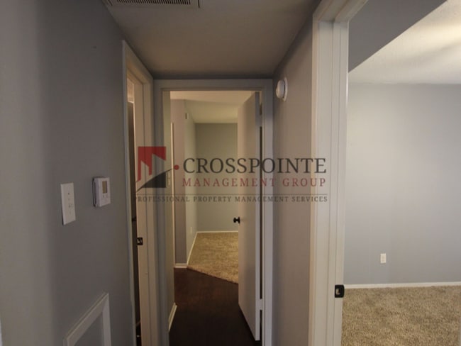 Building Photo - Tour Today: Downstairs 1 Bed 1 Bath Apartment!