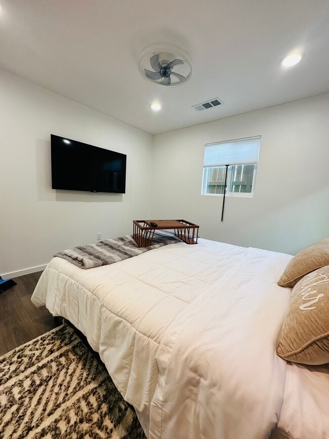 bedroom - 5131 S Victoria Ave