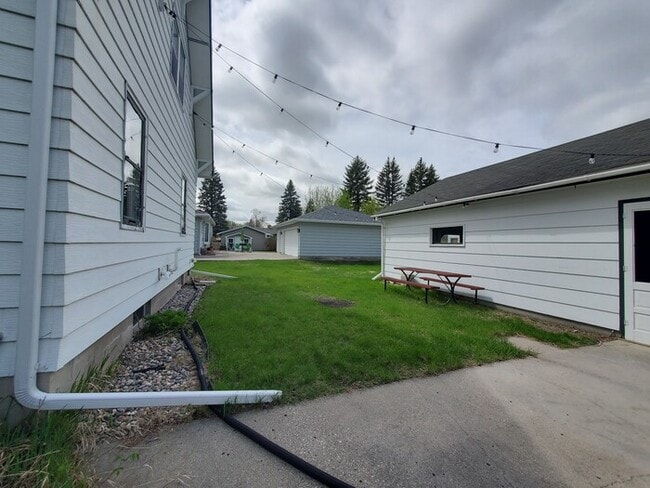 Building Photo - 1502 Cottonwood St