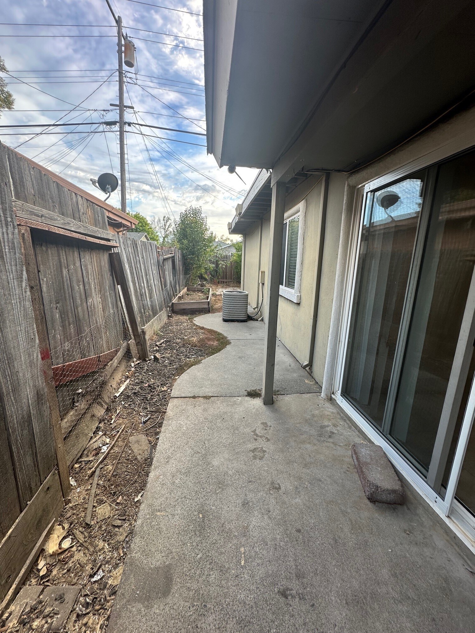 Building Photo - 2740 Mendonca Dr
