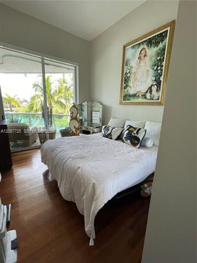 Building Photo - 16500 Collins Ave