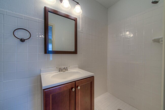 Building Photo - UT PRE-LEASE: 4 bed/2 bath North Campus home for pre-Lease. Features wood floors and many updates