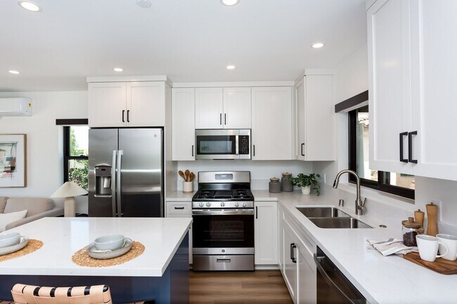 Building Photo - 2610-2612 Juan Street