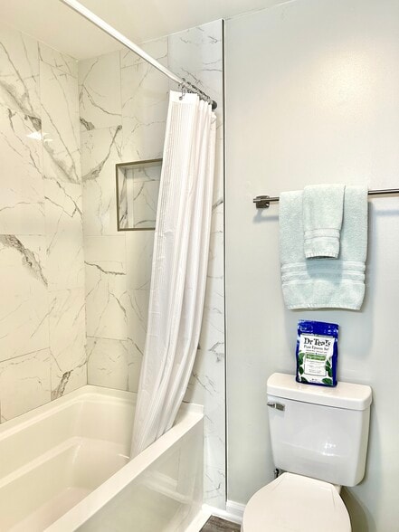 Building Photo - 403 71st Ave N