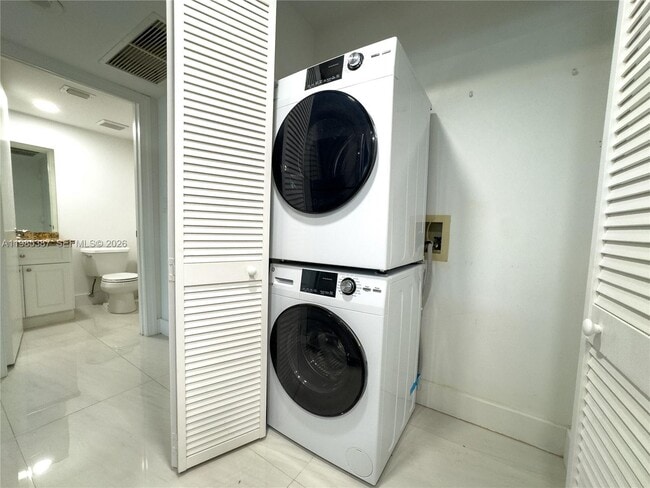 Building Photo - 540 Brickell Key Dr