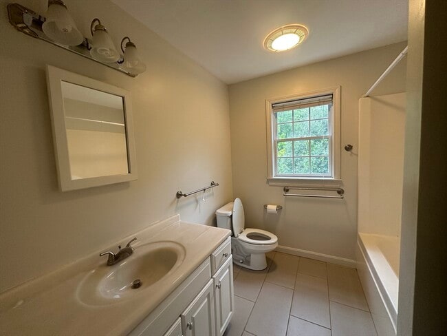 Building Photo - 18 Edgemoor Cir