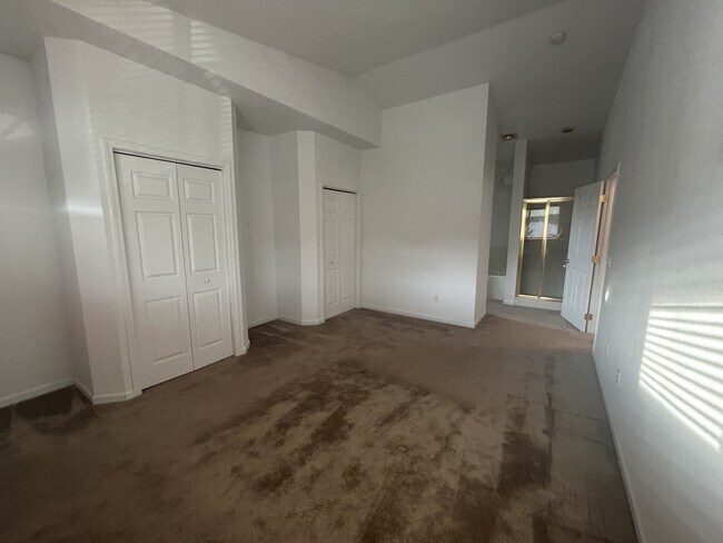 Building Photo - 15 Fairway Dr