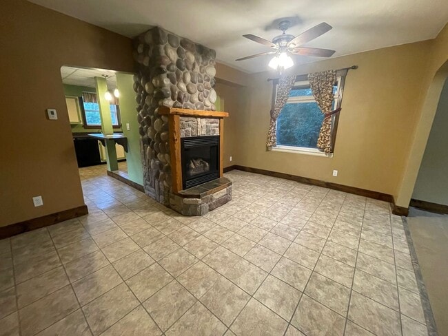 Building Photo - 3 Bedroom Kenwood Home