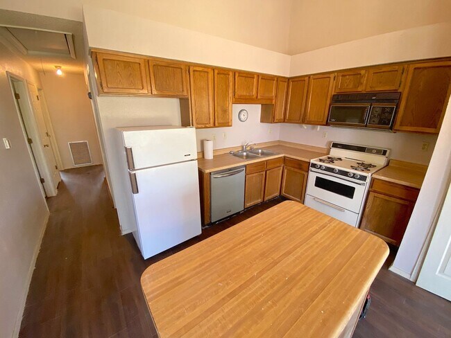 Building Photo - Northeast El Paso 3 bed