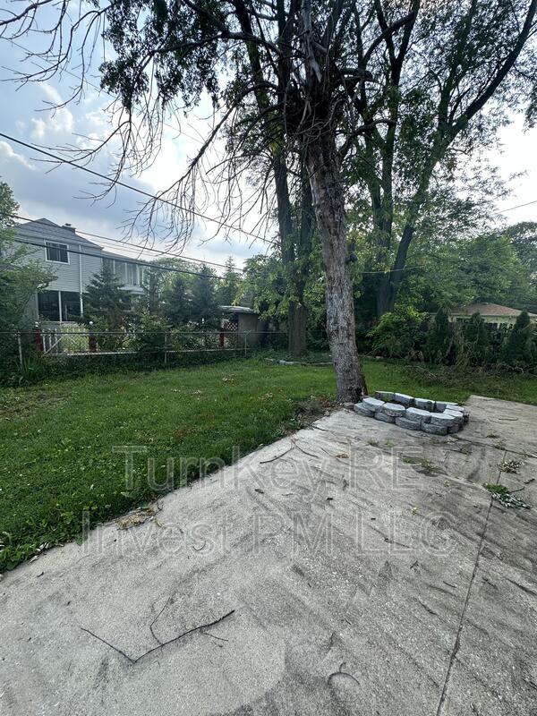 Building Photo - 923 W 187th St