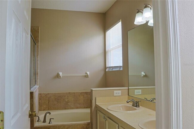 Building Photo - 558 Knollwood Dr