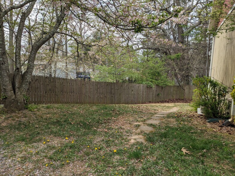 Building Photo - 722 Ridge Rd