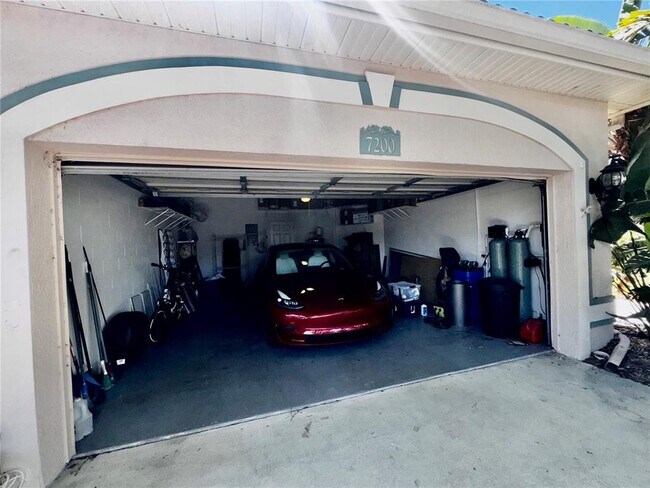 Building Photo - 7200 Bay Club Way