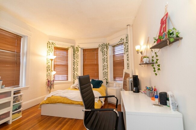 Building Photo - Great Three bed in Packards corner