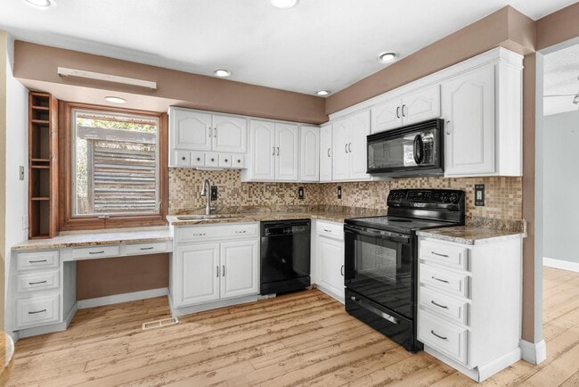 Building Photo - Available NOW! 3 Bedroom 1 Bath Beautiful Home in Arvada!