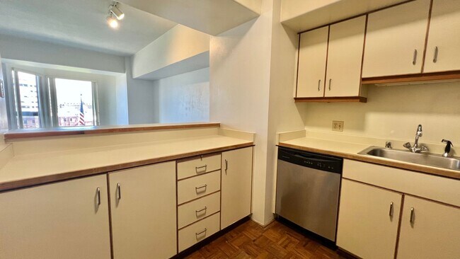 Building Photo - Spacious and convenient  east-facing 1Bd 1...