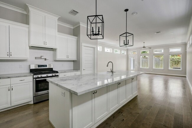 Building Photo - 5233 Larkin St