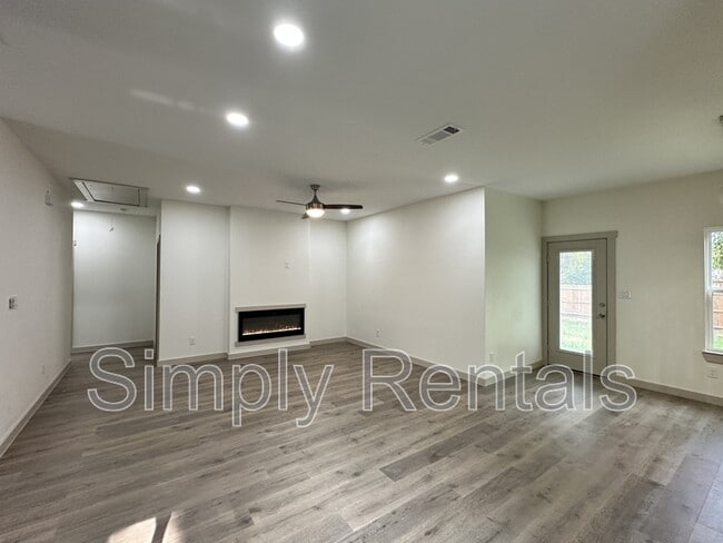 Building Photo - 107 Ross St