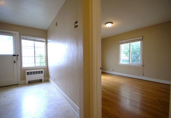 Building Photo - Hamlin House Tri Plex