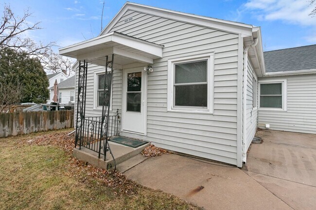 Building Photo - 1000 Hickory Hill Dr