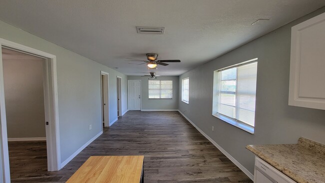 Building Photo - Nice 2bed/ 1 bath in Sarasota ~ Tallevast ...
