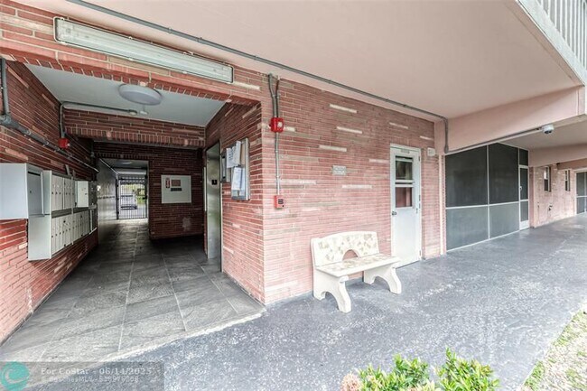 Building Photo - 200 NE 12th Ave