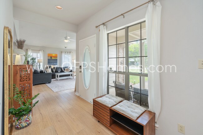 Building Photo - 3/2 in Destin!! AVAILABLE JULY 1