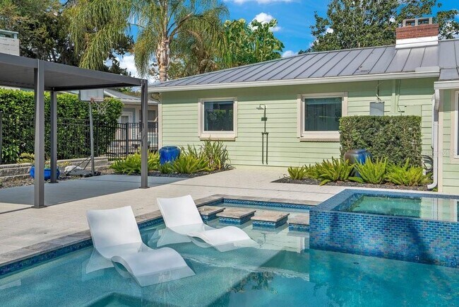 Building Photo - 812 East Blvd