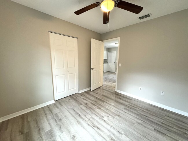 Building Photo - Renovated 3BR/1.5BA Downtown Green Cove Sp...