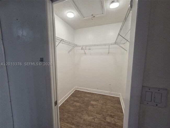 Building Photo - 15505 N Miami Lakeway