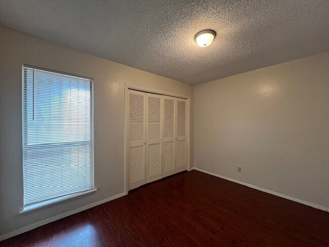 Building Photo - Quadrangle Townhome