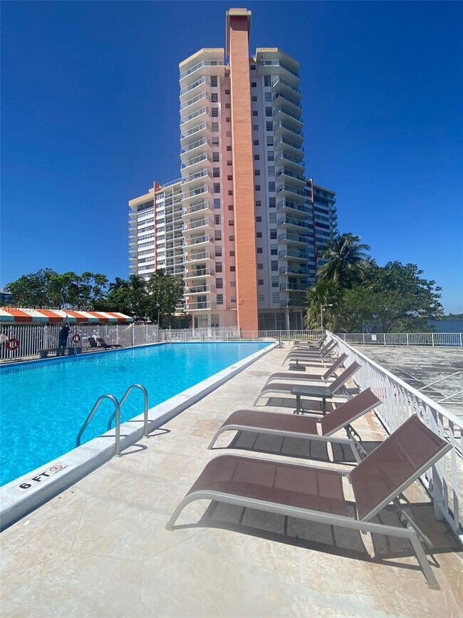 Building Photo - 1301 NE Miami Gardens Dr