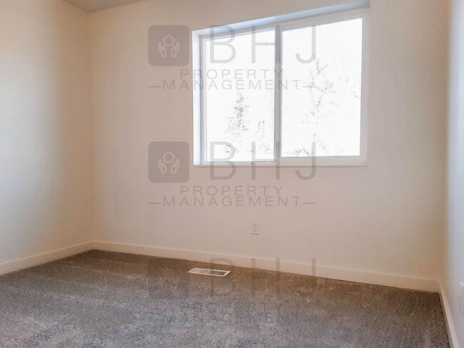 Building Photo - 2 BED/ 1.5 BATH TOWNHOME