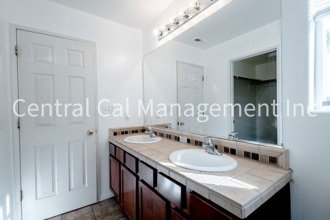 Building Photo - 3 Bedroom/2 Bath with Pool in the Southwest - $2395 Per Month!