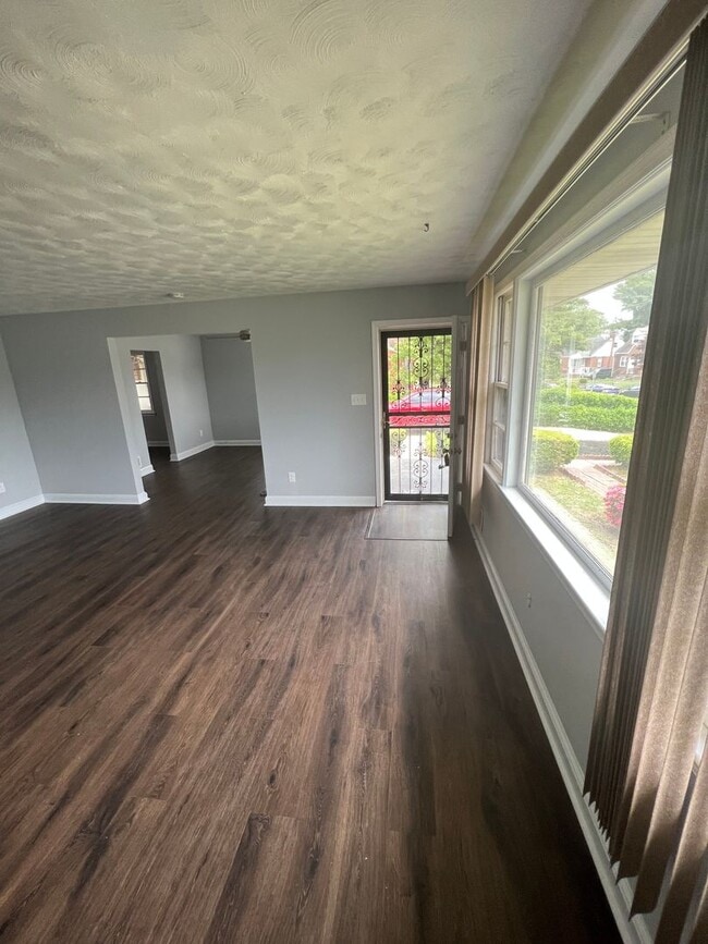 Building Photo - Amazing 6 Bedroom 2 Bathroom home with dual driveways