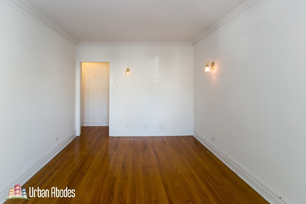 Building Photo - 1913 W Larchmont Ave