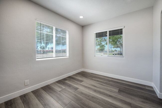 Building Photo - 197 Twin Oaks Cir