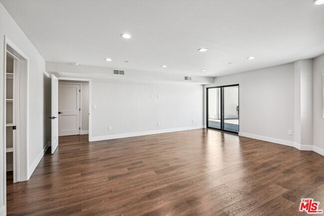 Building Photo - 819 E La Palma Dr