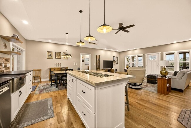 Building Photo - 860 Humbug Creek Rd