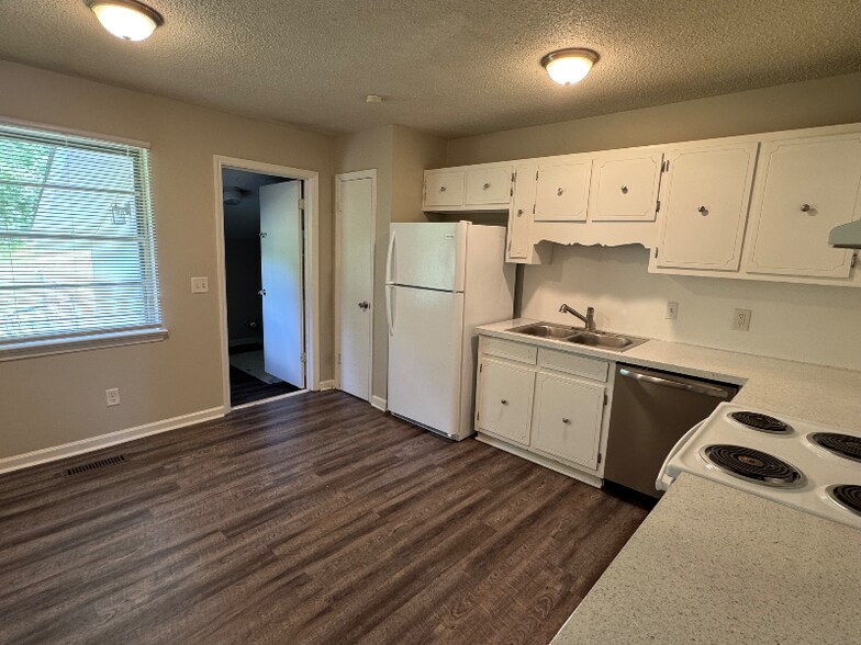 Building Photo - 4706 Metro Park Ln
