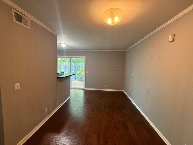 Building Photo - FOR RENT - 3 Bedroom Condo in Green Hills