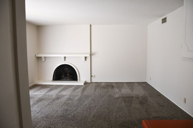 Building Photo - 522 E Collins Ave