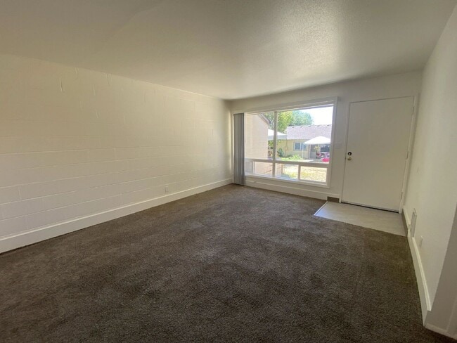 Building Photo - 757 NE Alameda Ave