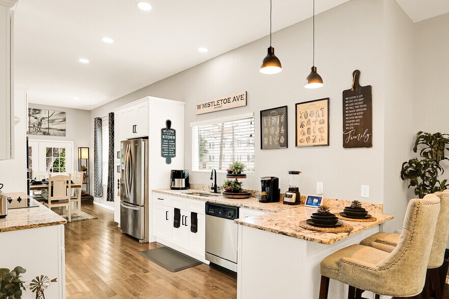 Building Photo - 1038 W Mistletoe Ave