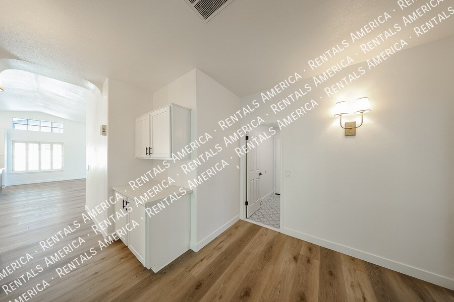 Building Photo - 4812 E Aire Libre Ave