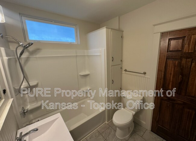 Building Photo - 939 SW Jewell Ave